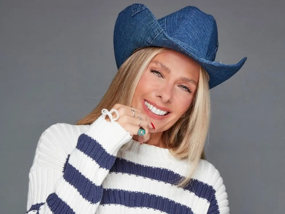 Adriane Galisteu passa perrengue na estrada após pneu furar antes de apresentar “A Fazenda 18”