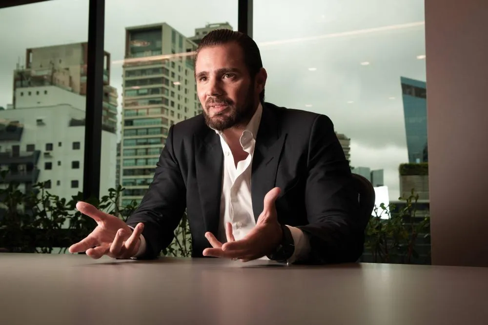 PF investiga contrato atribuído a Daniel Vorcaro encontrado durante operação contra publicitário
